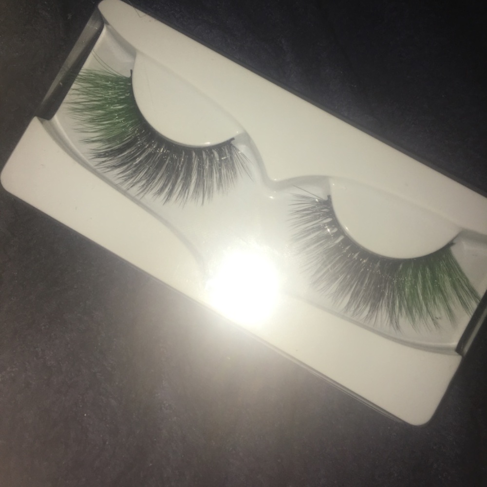 Lashes - Picture 2 of 3
